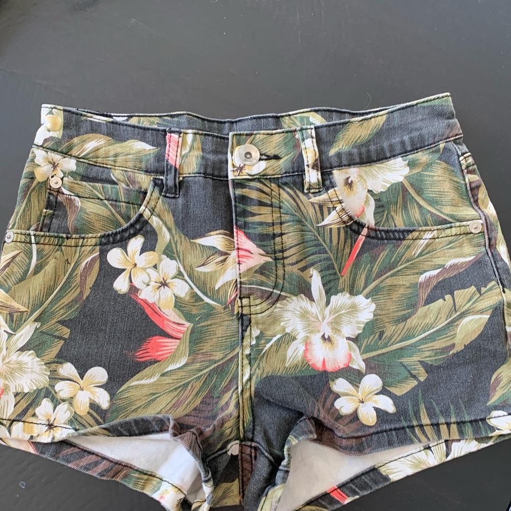 SZ 25 waist Billabong printed denim shorts